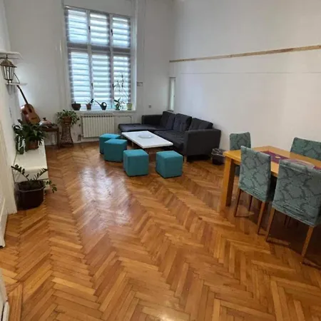 3 In Centre