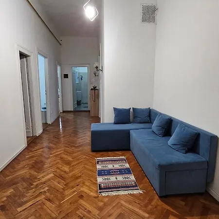 3 In Centre *